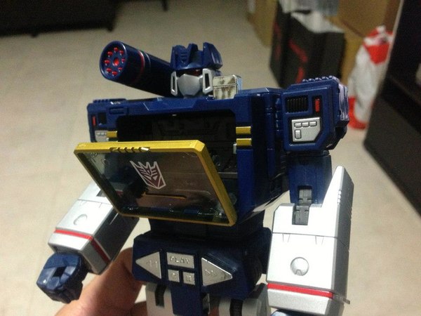MP 13 Masterpiece Soundwave With Laserbeak Up Close And Personal Image Gallery  (25 of 54)